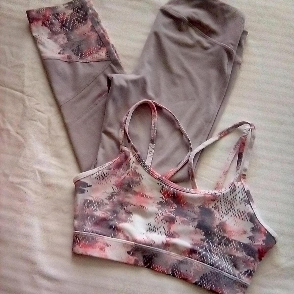 Gaiam Matching Sports Bra & 7/8 Leggings Yoga Set